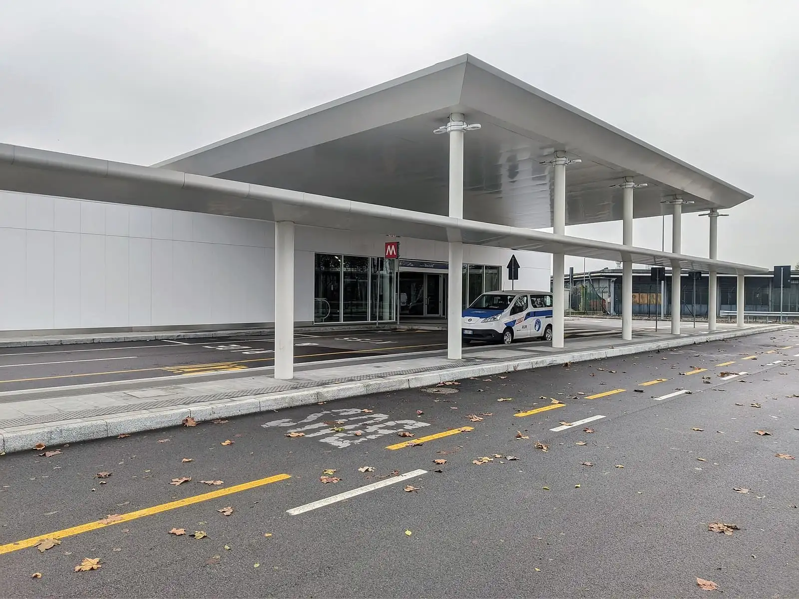 Canopy over the Kiss and Ride entrance of Linate Aeroporto M4 station