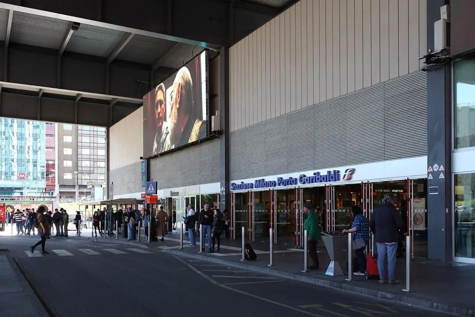 The passenger entrance of Milano Porta Garibaldi station under a wide canopy